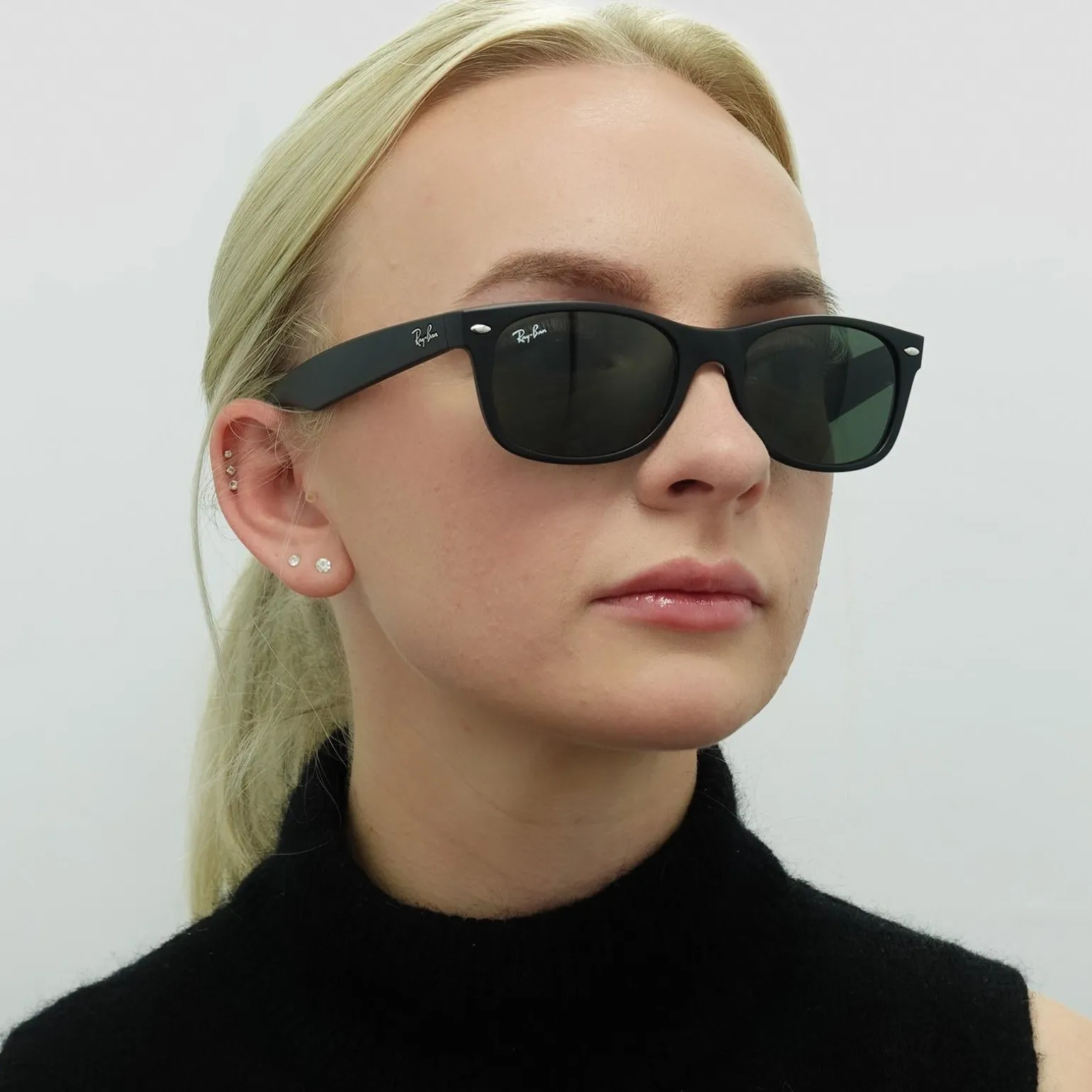 Ray-Ban Sunglasses New Wayfarer 2132 622 Black Rubber Green Small 52mm